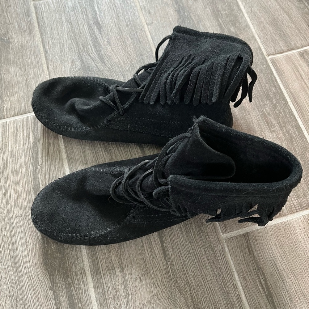 Minnetonka ankle boots 6 black